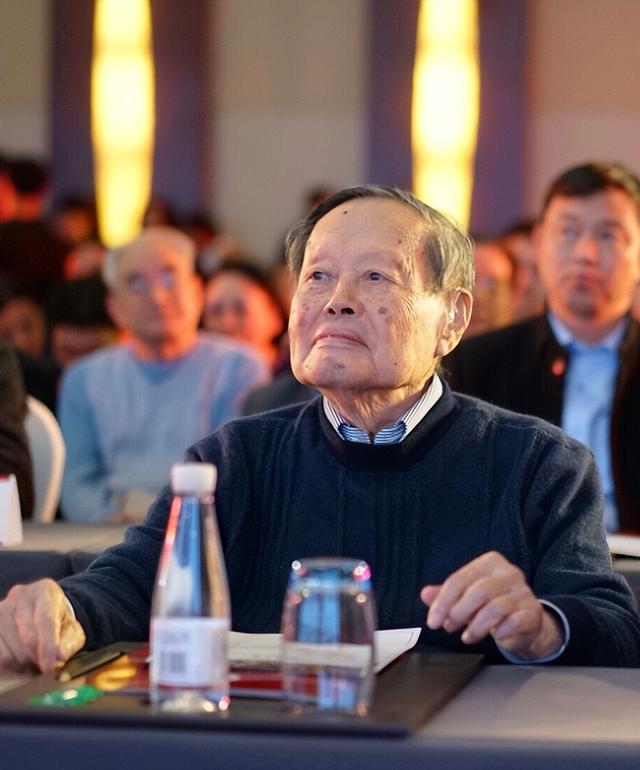 翁帆没想到，人情世故、江湖地位在杨振宁告别仪式上体现淋漓尽致