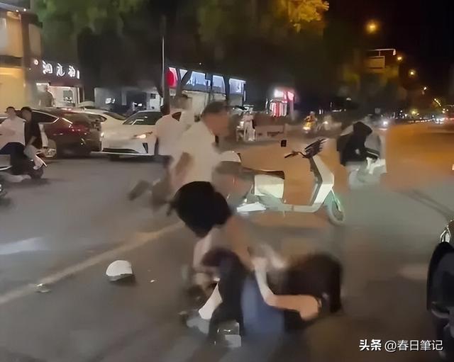 浙江男子暴打情夫后续！猛踹私密处，妻子跪地求饶，犯致命性错误