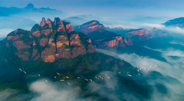韶关晚秋“神仙景致”：云海、奇峰、秋叶奏响绝美“三重奏”！