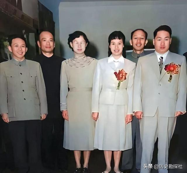 毛岸青81岁生日时的全家福，两个妹妹前来贺寿，儿媳刘滨体贴蹲着