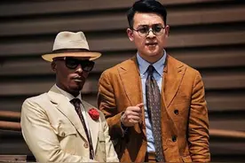 男人到了四五十岁，少穿黑色、灰色，换成这些“减龄色”更显年轻图片