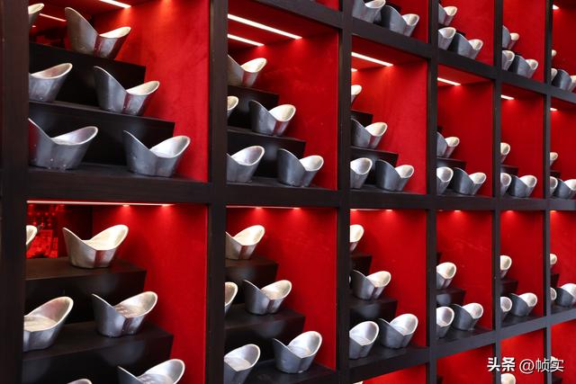 沾沾财气，千年古镇上海七宝老街惊现 “银墙” 打卡点