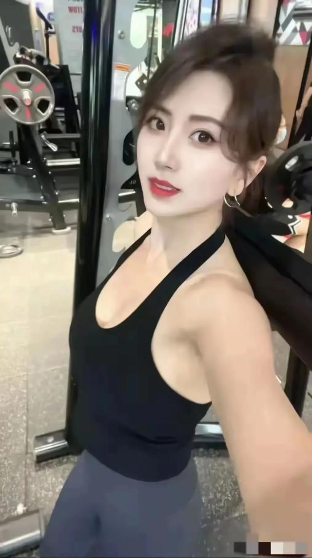 辽宁健美冠军，吴丹，前凸后翘的完美身材：写真欣赏