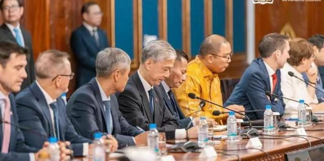 泰国动用杀手锏，猛打柬埔寨，洪森向中国求助，中方出手就是妙招