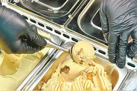 冰淇淋配虾干你想尝尝吗？意式手工冰淇淋混搭闽南风味吸引不少人打卡图片
