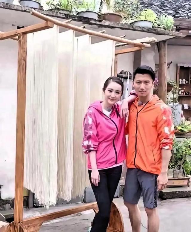 这王菲看到了受得了吗？这俩人这么亲密？完全不顾不旁人的感受吗