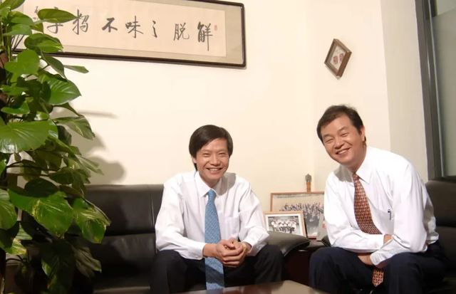 风向变了？官媒接连锐评，没给雷军留一丝体面，董明珠话有人信了