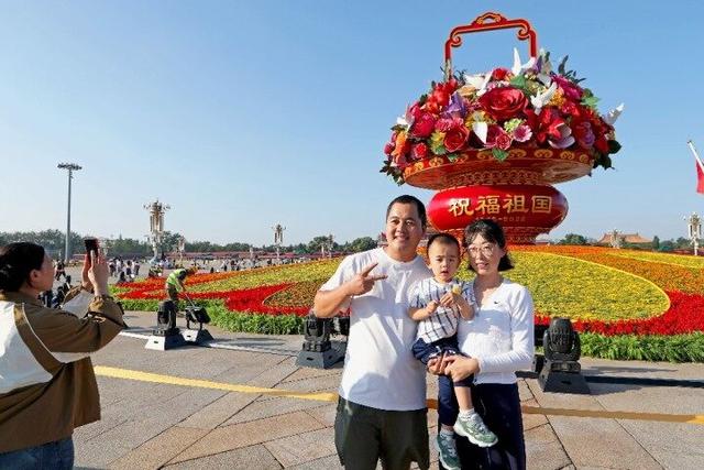 “祝福祖国”花篮亮相天安门广场吸引游客争相打卡