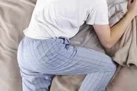 一个毁腰毁髋的睡姿，骨科医生从不这样睡图片