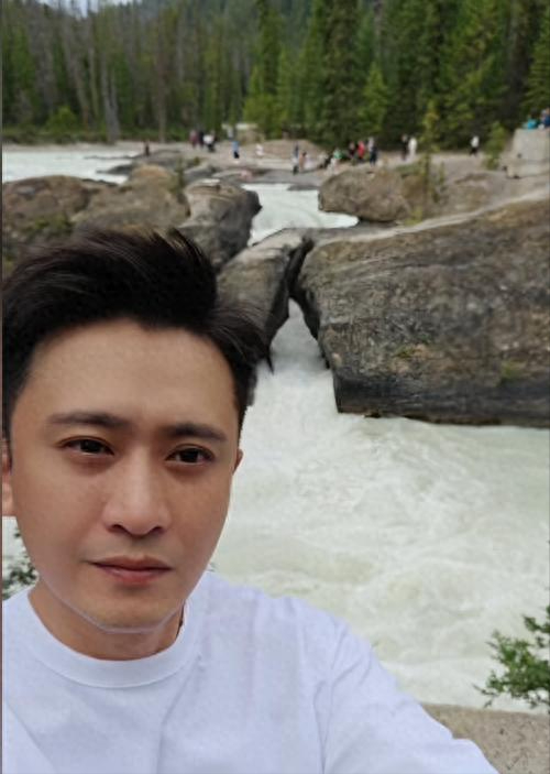 闯祸了！央视主持人出国旅游，携妻女高调炫海外生活，被网友骂惨
