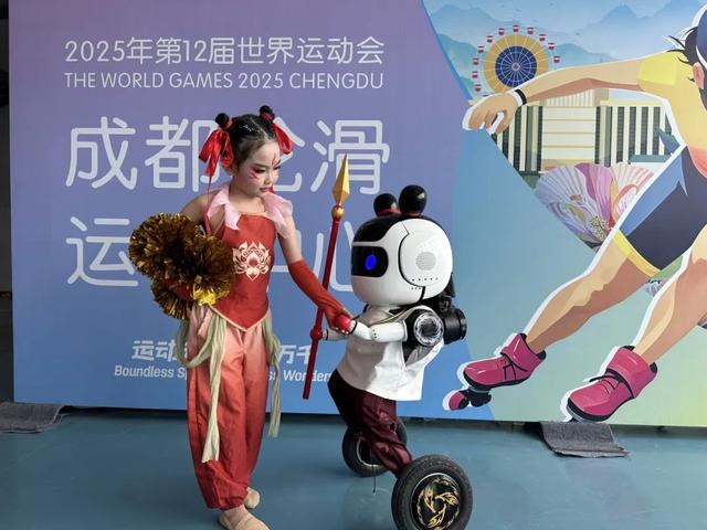 脚踩“风火轮” “萌脸”送wink 机器人啦啦队“接棒” 亮相赛场｜科技赋能世运