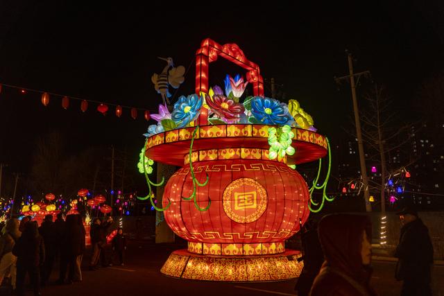 辽宁沈阳：丁香湖非遗灯会精彩震撼 绝对值得打卡