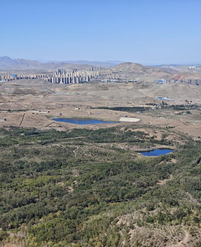乌市雅山眺望，东面有云满台和天山博峰，北边有小湖，南边是山谷