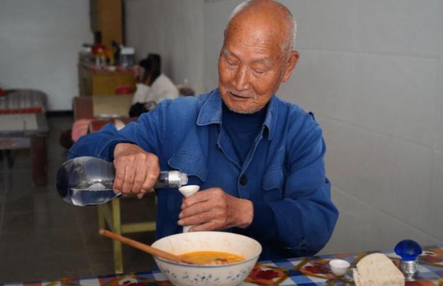 医生发现：男性若长期不喝酒，用不了多长时间，身体或有6个变化