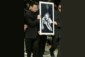 把葬礼办成黑道秀场，她真算是内娱独一份的超前了吧图片