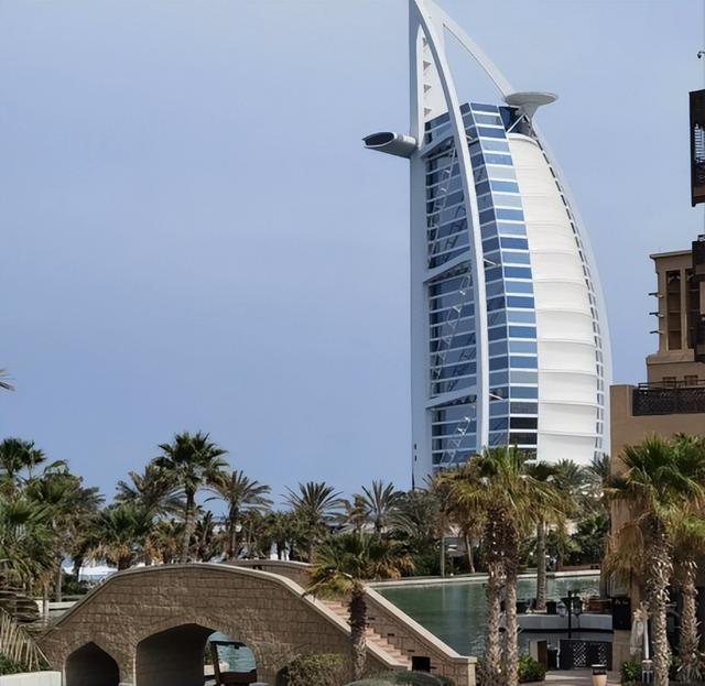 被逊尼派排挤、被波斯人嫌弃！这个边缘人，把沙漠变成了世界网红