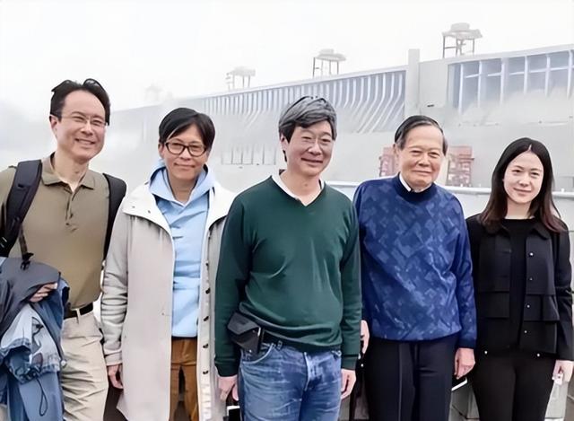 杨振宁家庭情况曝光：三个儿女无人继承物理学，与翁帆关系也很好