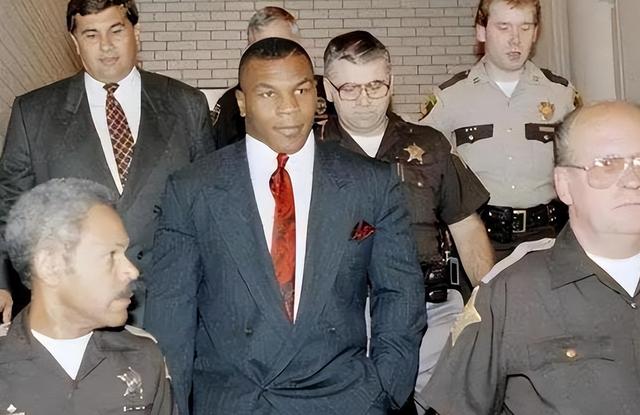 1992年泰森因罪入狱，勾搭中年女狱警，夜幕掩护下私会换减刑