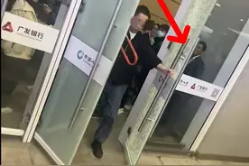 闹大了！杭州南站旅客砸门逃生，工作人员曝光原因，评论区不买账图片