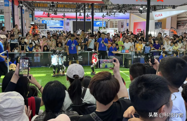 围观WRC 2025，看到了中国人形机器人的“一小步”