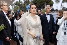 远嫁法国五年后，58岁巩俐深夜现身上海，陈婷张艺谋还是输了？图片