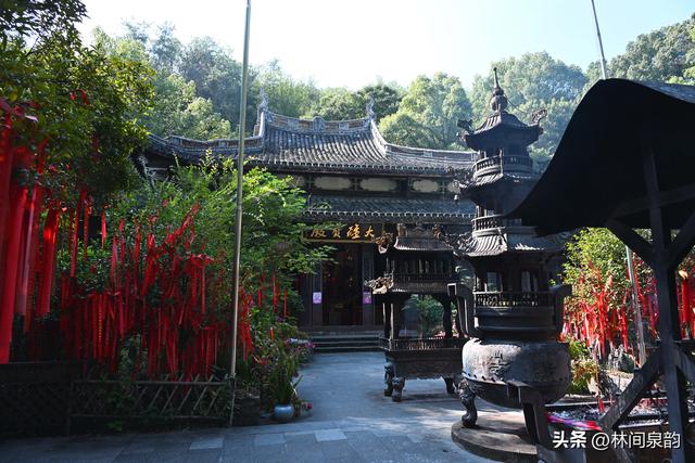 南明山，一座留下名家传说与摩崖题刻的文化名山，让人流连忘返