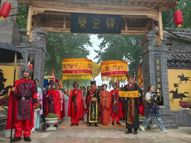 当黄河映驼影，这一刻仿佛穿越了丝路时光！