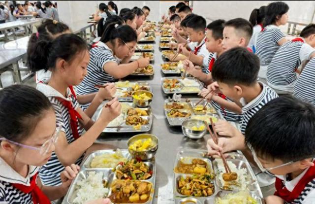 北京下了死命令，2027年底前，所有中小学必须告别“校外配餐	”