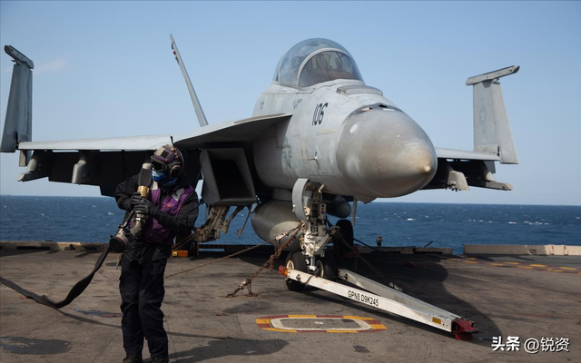 美国战机引起热议！航母暴露致命短板，中国总结经验转化成果