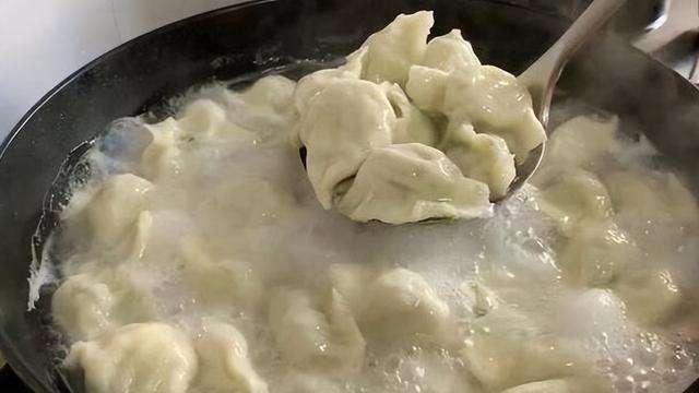 煮饺子时，水开下锅就错了，教你一招，饺子鲜嫩好吃不破皮
