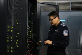 一个集技术与智慧于一身的“IT青年”，青岛崂山这个民警很有“料”图片