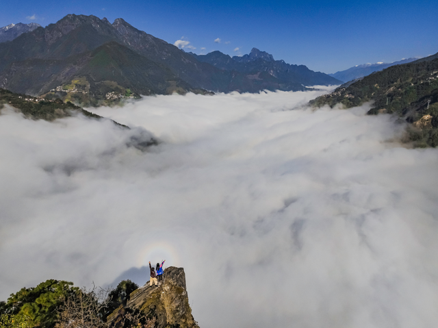 住在“松赞·石月亮山居”，在云端造梦，与星月同眠
