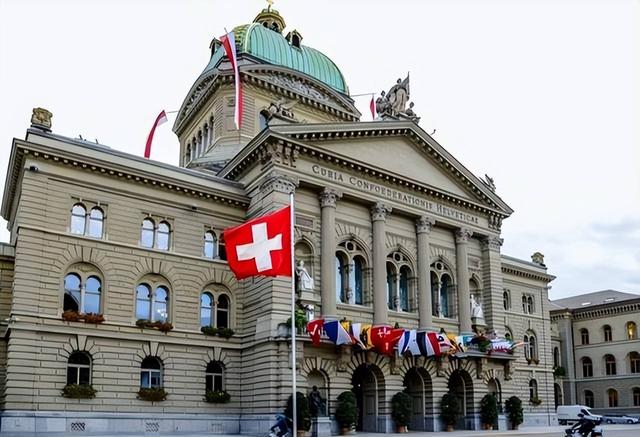 历史开了个玩笑，先倒下的不是乌克兰	，而是百年中立的瑞士？