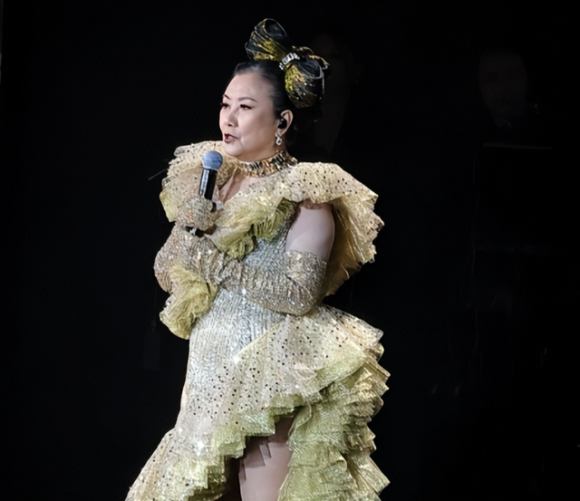 78岁连路都走不稳还开演唱会	，全网骂声一片，她却扬言回馈粉丝