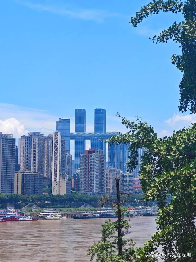 第一次到重庆旅行，从旅游大巴上看街道及建筑，魔幻城市名不虚传