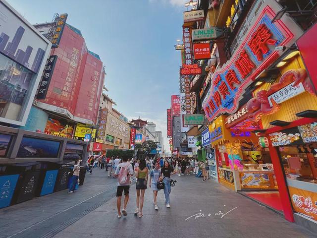 长沙著名步行街因美食成网红，游客扎堆打卡，天天都人山人海？