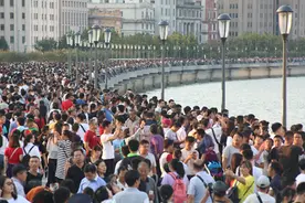 中国双节假日各地爆满！外国网友惊叹不已:中国的假期太疯狂了图片