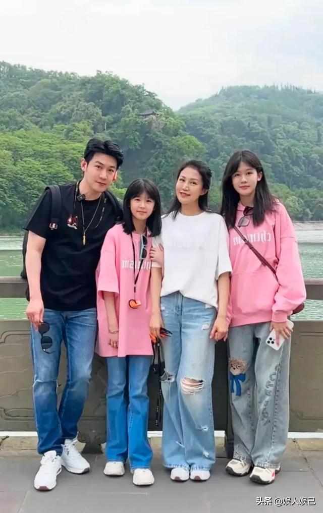 陆毅一家都江堰玩，全家颜值出众腿修长 夫妻携手女儿闹 人生赢家！