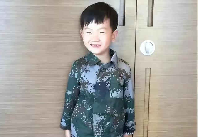 王宝强离婚9年，拿下200亿票房成就！一对子女成为他的“救赎”！