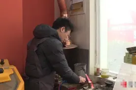 黄金价格居高不下 手工“打金”受青睐图片