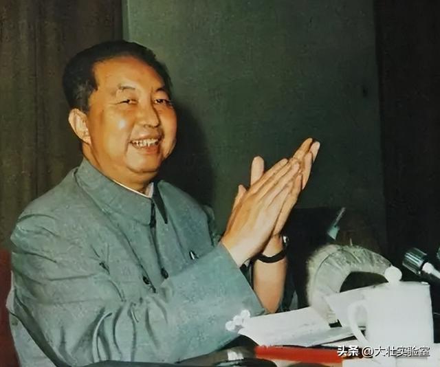 华国锋夫人韩芝俊有多美？1961年全家在长沙留影，30岁她端庄贤惠