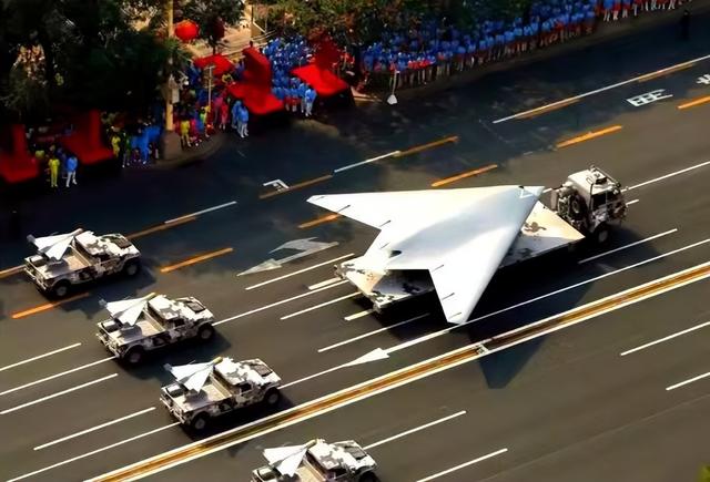 官宣歼-20S能对地攻击、反舰和电子战、它的“肚子”够大吗？