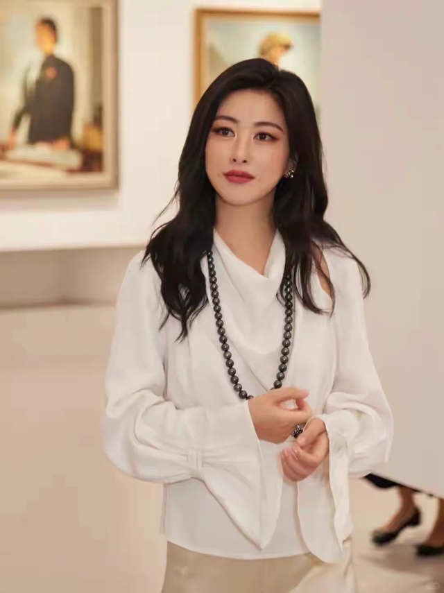 看了朱珠的穿搭，我悟了：衬衫不流行塞裤头了