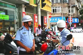 湖北鹤峰一辅警八年坚守一个十字路口图片