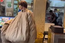 向佐“洋相”走出国，在新加坡穿“猪大肠”，网友辣评：羊癫疯图片