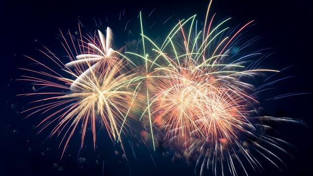 20句现场看烟花发朋友圈的唯美句子，让你的朋友圈瞬间亮起来！