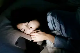 别在睡着后的孩子边上玩手机了，这几种危害，可能超过你的想象图片