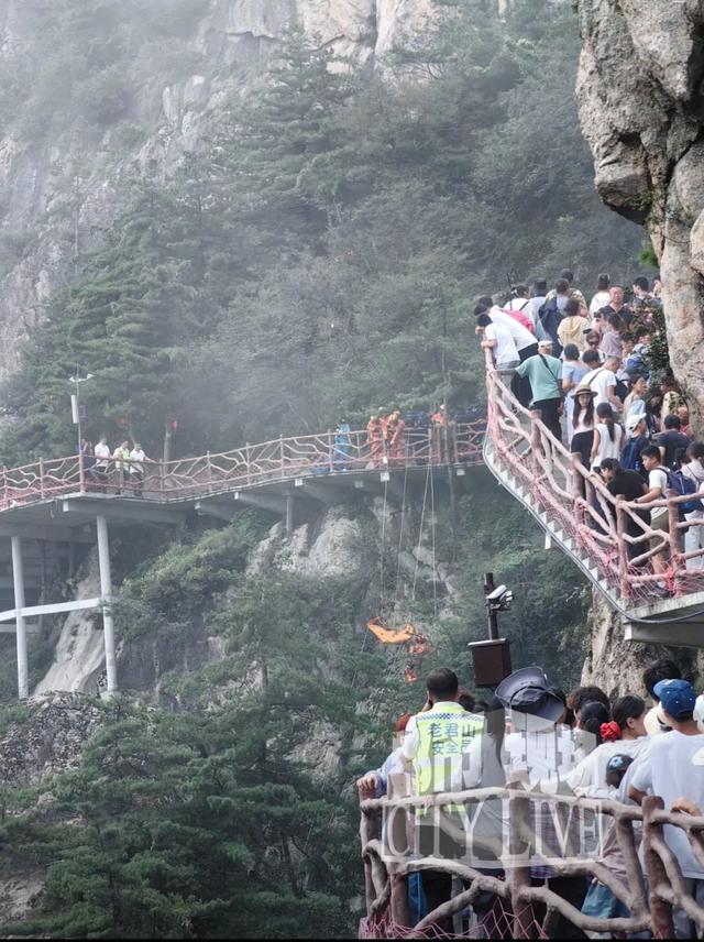 河南老君山景区一游客坠崖，景区回应：系游客自行翻越栏杆，已送医救治无生命危险