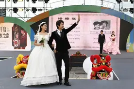 外卖员带女友送外卖，女友肤白貌美，网友：我输给跑腿的不甘心图片