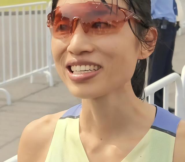 底裤被扒光！女护士夺冠，几乎每个月都在参赛，评论区被骂关闭